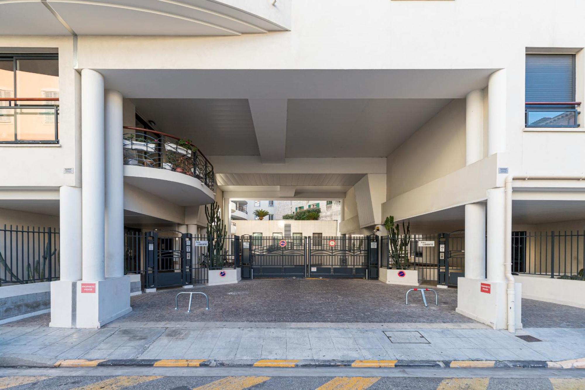 Nice 1 Bedroom Downtown Carre D'Or With Garage ภายนอก รูปภาพ