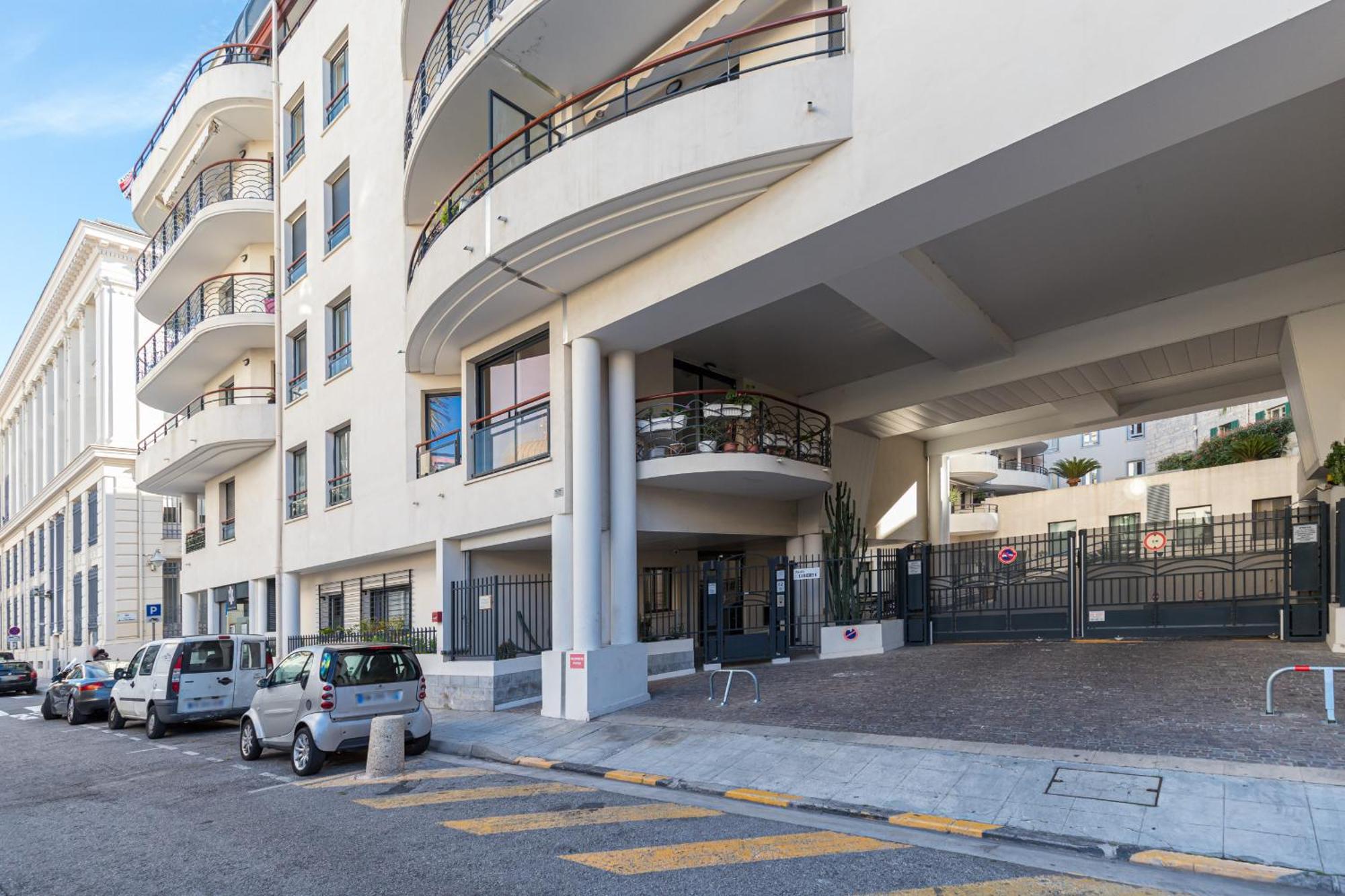 Nice 1 Bedroom Downtown Carre D'Or With Garage ภายนอก รูปภาพ