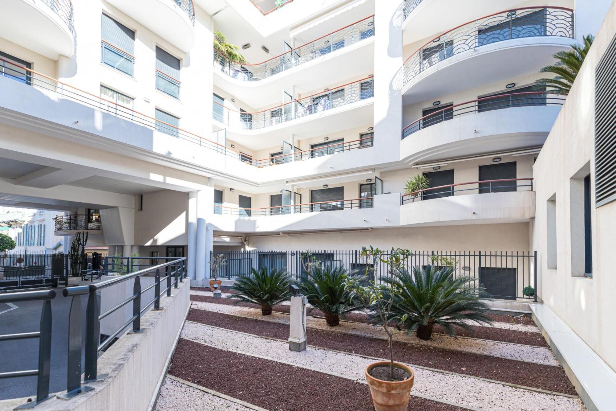 Nice 1 Bedroom Downtown Carre D'Or With Garage ภายนอก รูปภาพ